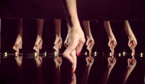Chanel e OPI ricorrono alla danza per promuovere i loro smalti con due film molto diversi fra loro