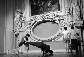 ORATORI_AE, una Suite coreografica in site specific firmata da Simona Bertozzi
