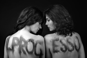 Carmen Medea Cassandra - Il Processo. Uno spettacolo con Rossella Brescia e Vanessa Gravina che sostiene una campagna contro la violenza sulle donne.