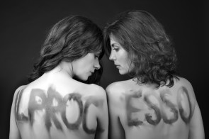 Carmen Medea Cassandra - Il Processo. Uno spettacolo con Rossella Brescia e Vanessa Gravina che sostiene una campagna contro la violenza sulle donne.