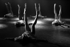 Il Balletto Teatro di Torino porta in scena due lavori storici dell’israeliano Itzik Galili
