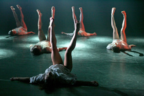 Il Balletto Teatro di Torino porta in scena due lavori storici dell’israeliano Itzik Galili
