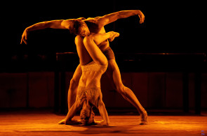 A Torino Mvula Sungani Physical Dance e Emanuela Bianchini in Odyssey di Mvula Sungani e Alessandro Mancuso