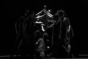 Aterballetto al Teatro Verdi di Pisa con un trittico di coreografie firmate da Giuseppe Spota, Jiří Kylián e Andonis Foniadakis