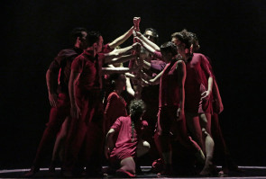 Aterballetto al Teatro Verdi di Pisa con un trittico di coreografie firmate da Giuseppe Spota, Jiří Kylián e Andonis Foniadakis