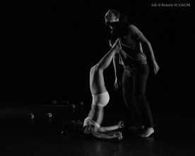 Cie Twain physical dance theatre a Bucine con Romanza, trittico dell’intimità di Loredana Parrella