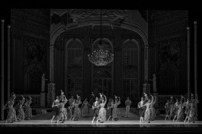 Il Corpo di ballo del Teatro San Carlo di Napoli in Cenerentola di Giuseppe Picone