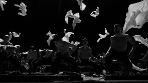 Batsheva Dance Company in Deca Dance di Ohad Naharin al Ravello Festival 2017