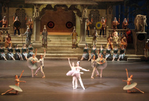 Il Corpo di Ballo del Teatro Bolshoi di Mosca ospite della Scala. In scena La bayadère di Yury Grigorovich e La bisbetica domata di Jean Christophe Maillot.