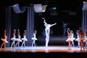 Il Balletto di Milano nel Lago dei cigni di Teet Kask a Savona