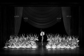 La Scuola di Ballo del San Carlo diretta da Stéphane Founial in Al di là di un sogno per Autunno Danza 2017