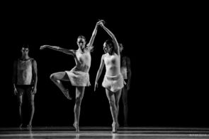 Applausi per i giovani danzatori del Milano Contemporary Ballet al debutto del dittico Polar Sequences di Wayne McGregor e Chronos di Roberto Altamura e Vittoria Brancadoro