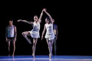 Applausi per i giovani danzatori del Milano Contemporary Ballet al debutto del dittico Polar Sequences di Wayne McGregor e Chronos di Roberto Altamura e Vittoria Brancadoro