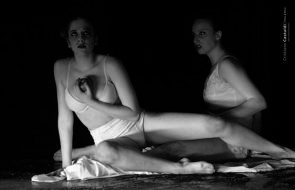 A Taormina SBAM Sicily Ballet Around Movement in Amara Satira Omnia, regia di Davide Garattini Raimondi, coreografie di Melissa Zuccalà