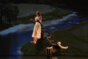 I Momix con Alice di Moses Pendleton al Teatro Romano di Verona per l’Estate Teatrale Veronese 2019