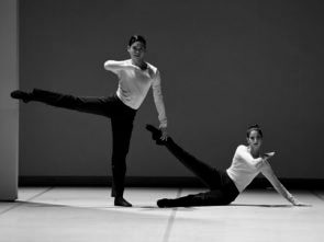 Online Patterns in ¾ di Edward Clug con lo Stuttgart Ballet