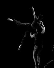Kataklò Athletic Dance Theatre in Back To Dance al Teatro Carcano di Milano